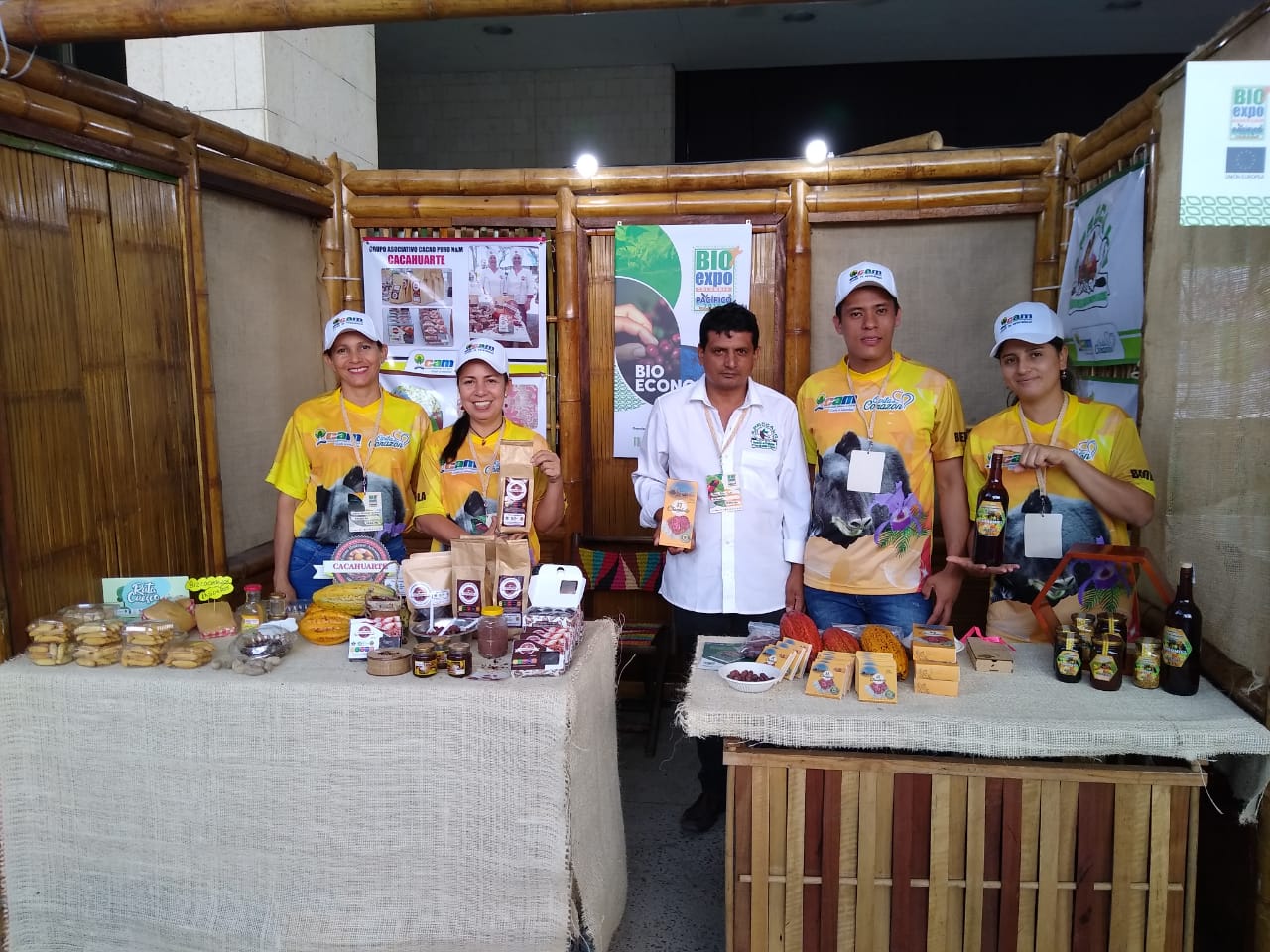 Gloria Trujillo, Asobospa; Martha Clara Meneses de Cacahuarte, Pablo Ríos, Representante Legal de Aprocalg; César Vera, jefe de comercialización Aprocalg y Yennifer Álvarez Ibata de Cooapial.